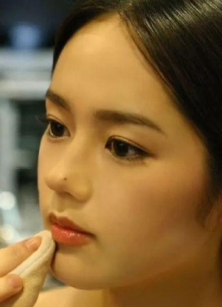 泫雅点痣位置,泫雅泪痣纹身