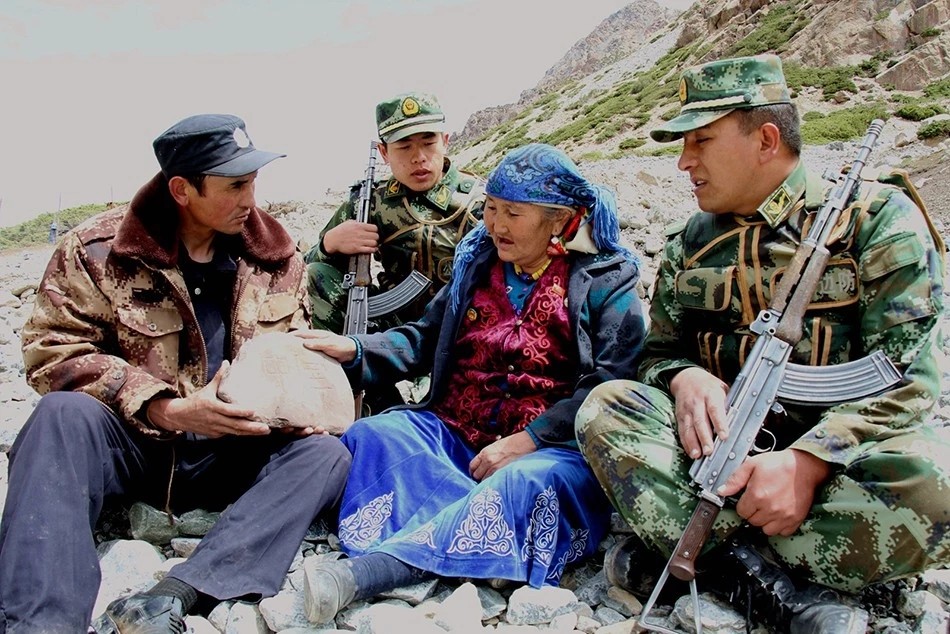 她用58年在边界刻下十万块中国石，荣获“人民楷模”称号