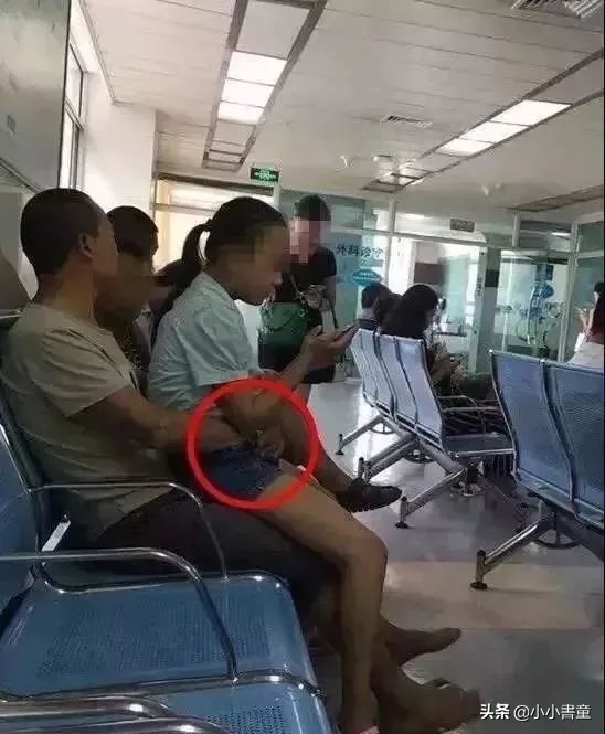 父亲当众舌吻18岁女儿,宣称:“女儿的身体就是我的身体”