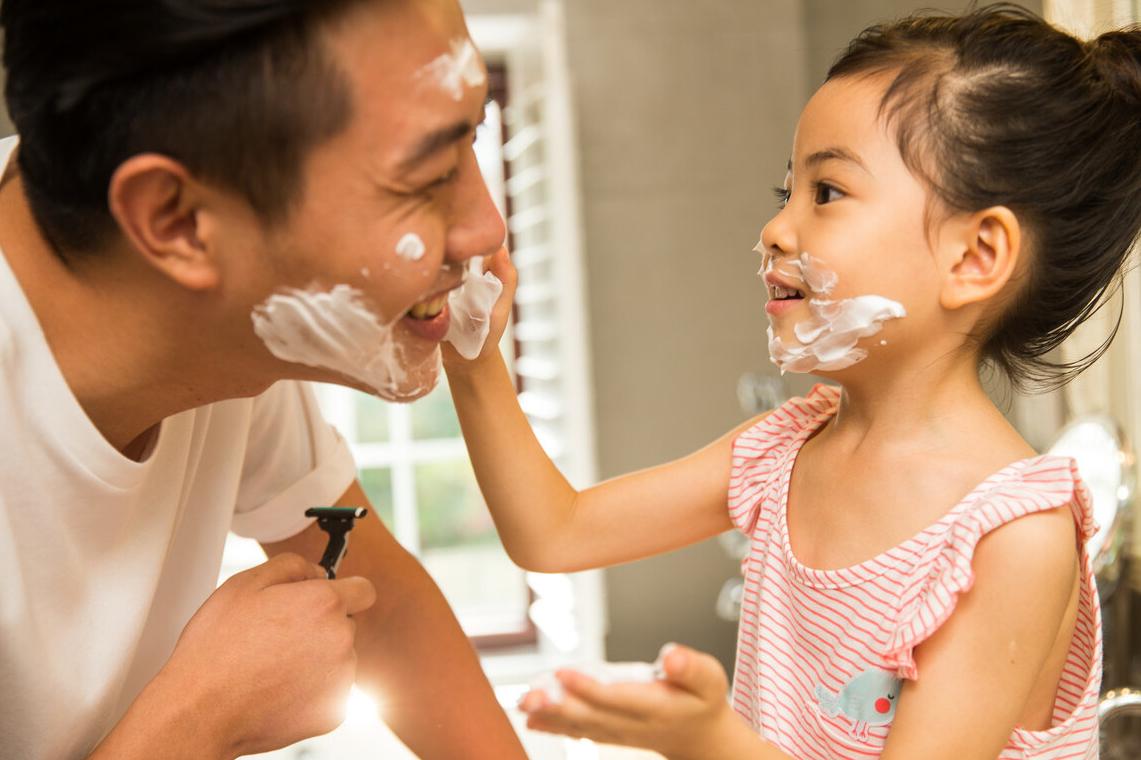 你怕生俩儿子养不起，其实头胎是女儿的妈妈更害怕生二胎