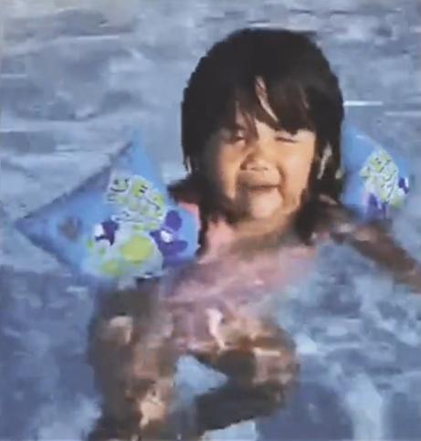 何洁三胎后素颜,何洁晒三胎女儿正面