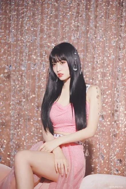 金希澈出道15年首次公开恋情，女友还被评为95后爱豆中最懂穿的人