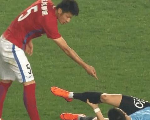 中超第一恶人又被罚了脚踢外援挑衅裁判主队球迷竟然还护短