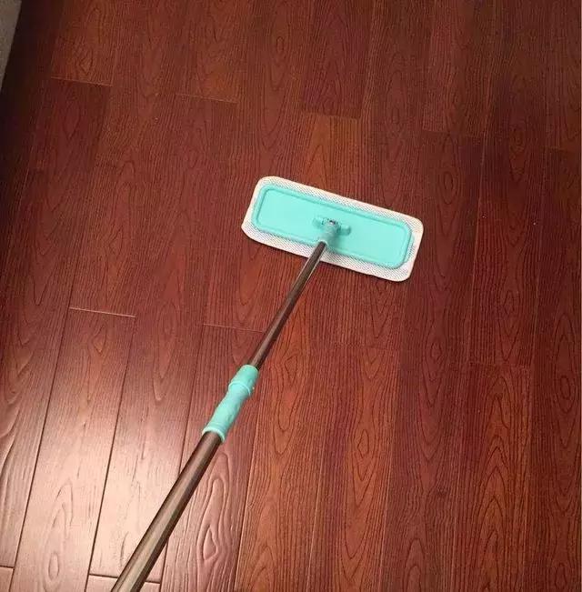木地板经常拖地是不是容易发黑,拖地后地板有水渍怎么回事
