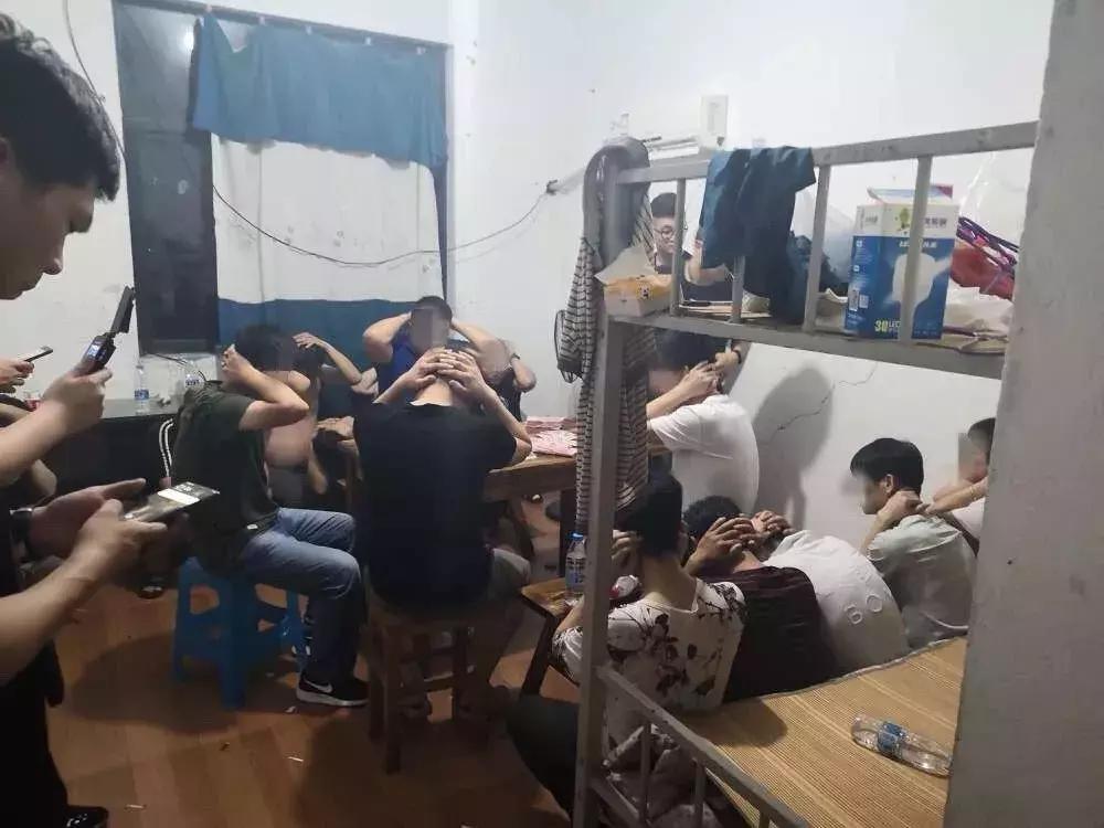 一句“不许动！”他们把钱当废纸一样乱丢……