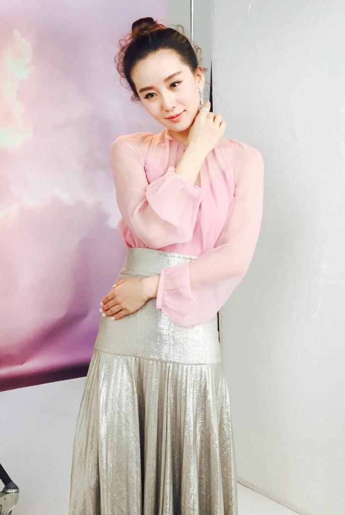 姚晨穿丝绒上衣 (姚晨黑色外套穿搭)