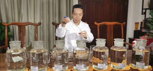 纯粮酿造白酒一斤成本多少钱,御粮春生酱香型白酒多少钱一瓶