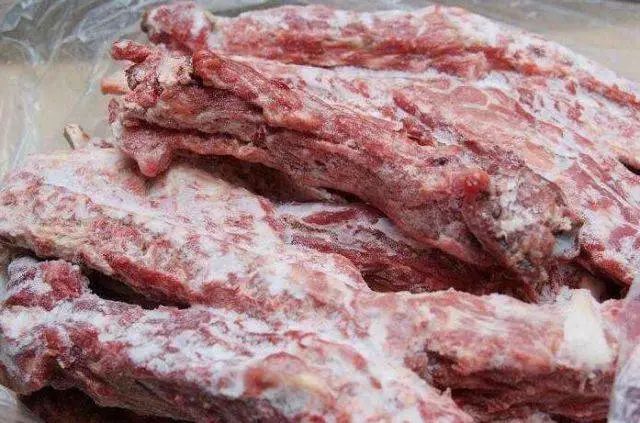 真的有钱！留学生带13根金条、穿防弹衣去美国，当场遣返...