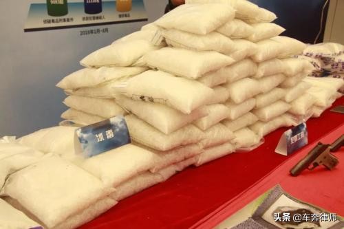 介绍他人买毒且吸毒会被判多久,帮吸毒人员付钱是什么罪