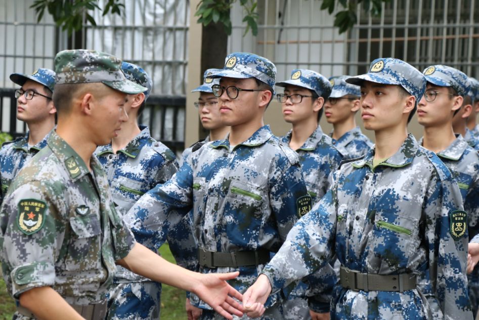 军训教官来学校军训,去学校的教官都是军人吗