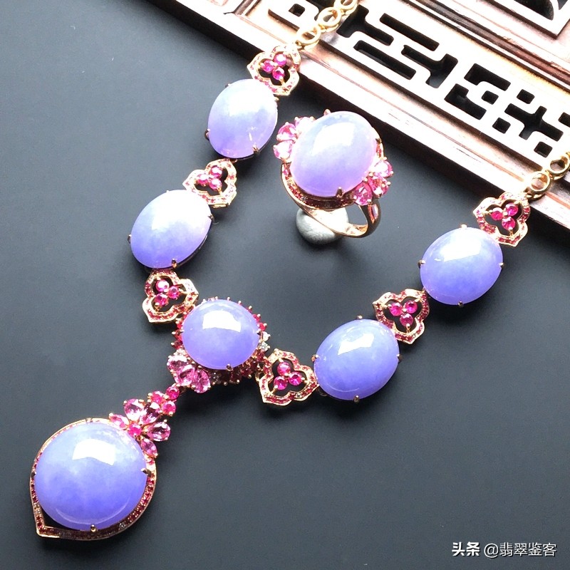 紫色翡翠手镯见光死,颜色特别深的翡翠是假的吗