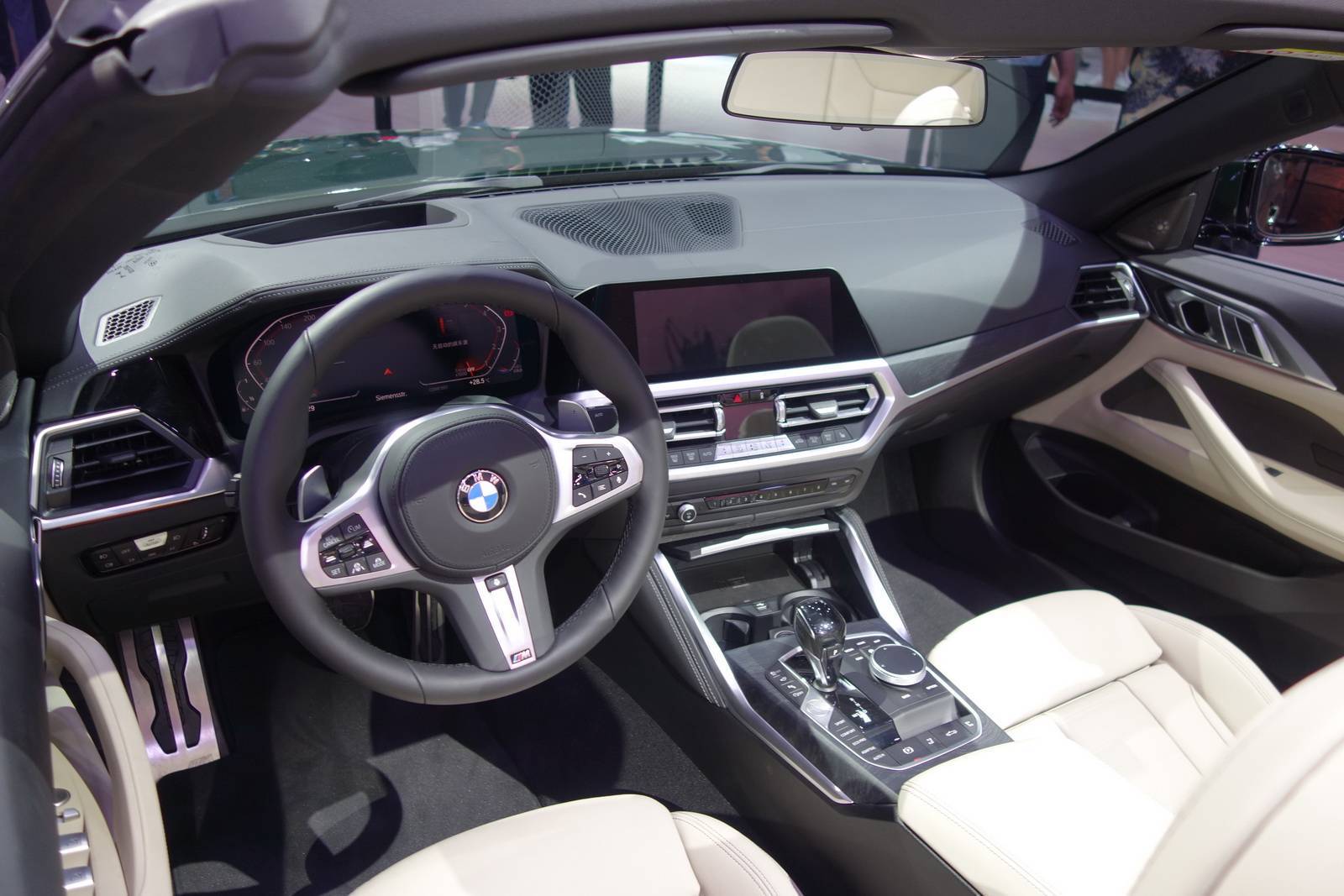 开奥迪a5敞篷撩妹,a5敞篷车和宝马4系怎么选择