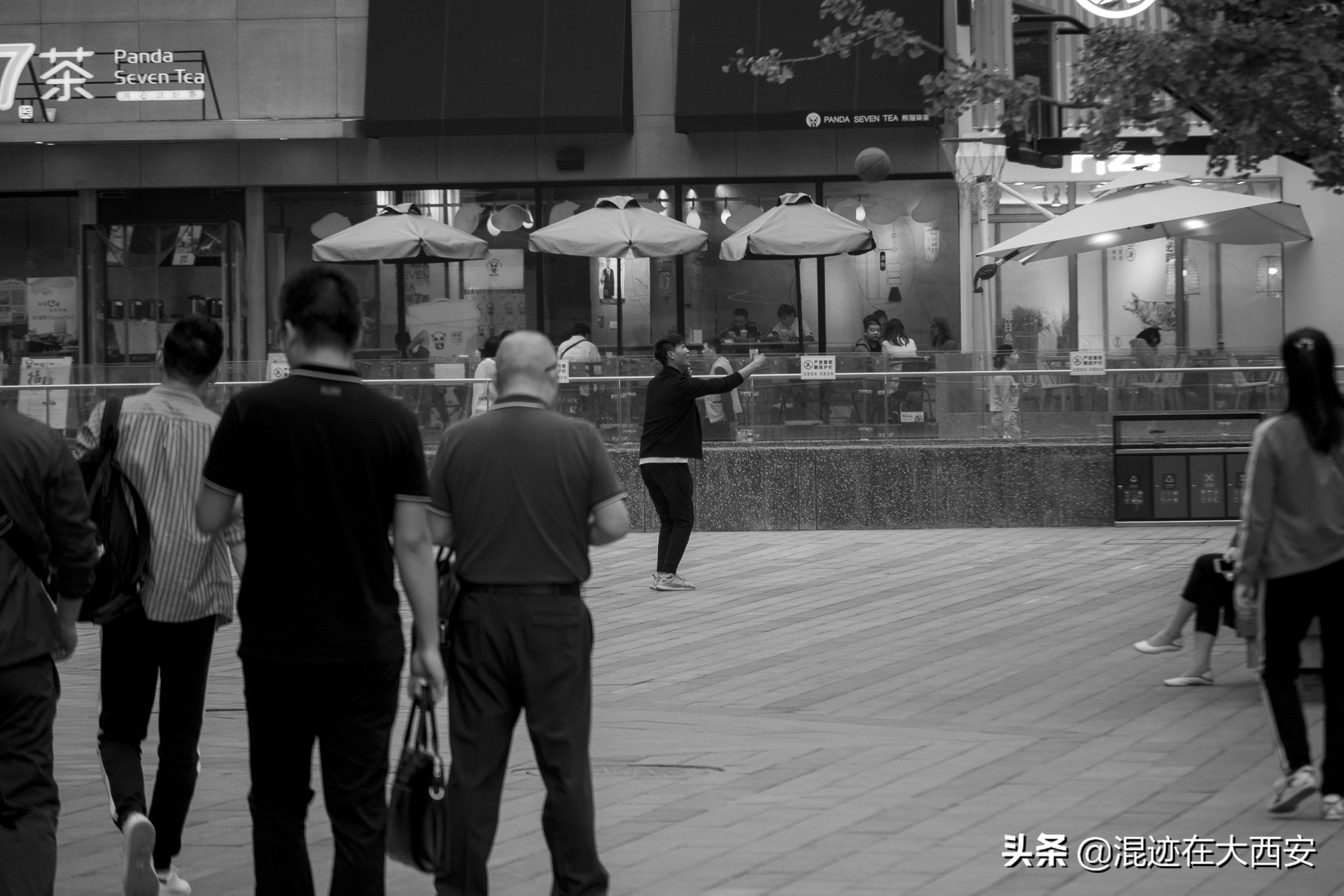 西安中贸广场夜景图,西安中贸广场攻略