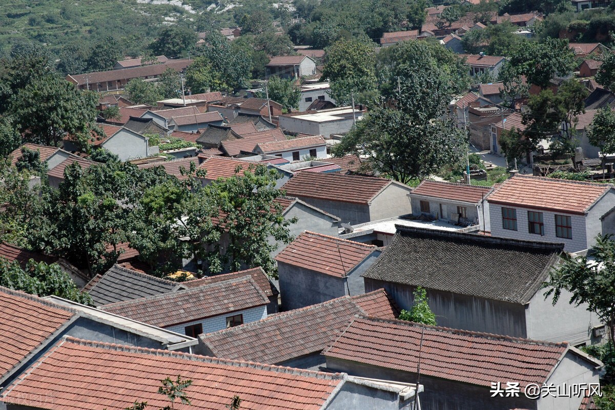 俗语两房夹一堂,两新夹旧的意思