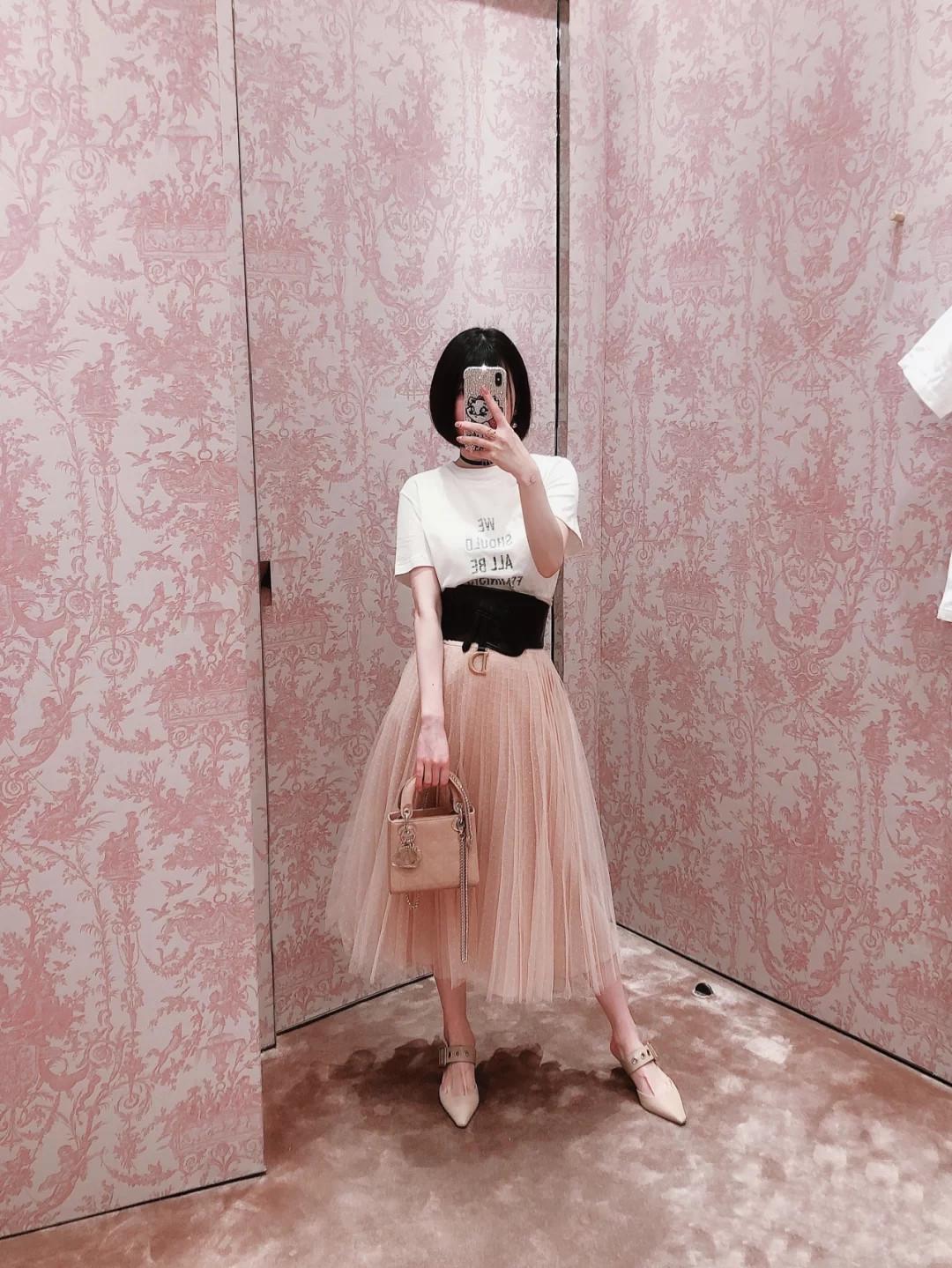 46岁曾黎曼妙身姿,曾黎一字肩鱼尾裙