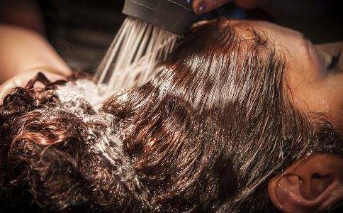 洗完头发还是油腻腻，洗发水，护发素怎么用，才最正确？