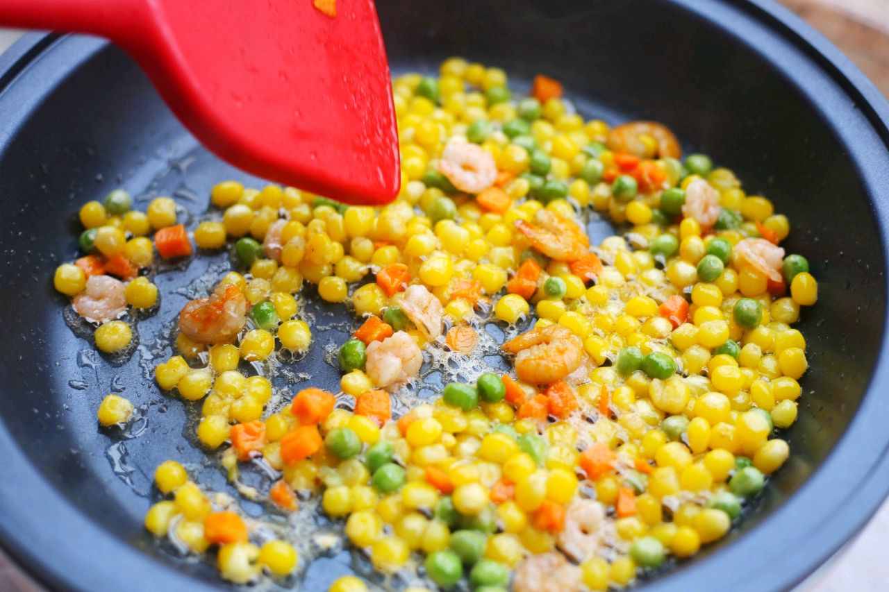 椰香虾仁炒饭教学视频,泰式椰子虾仁炒饭