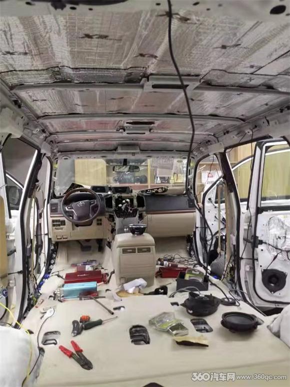 开什么样的酷路泽才叫享受?隔音升级加音响改装是必不可少的