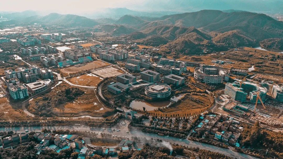 广东这所大学有广州、清远两校区。虽然是民办，但是环境超美