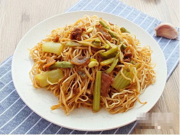 我下班回家，13岁的女儿在家做饭，我往厨房一看，呆住了！