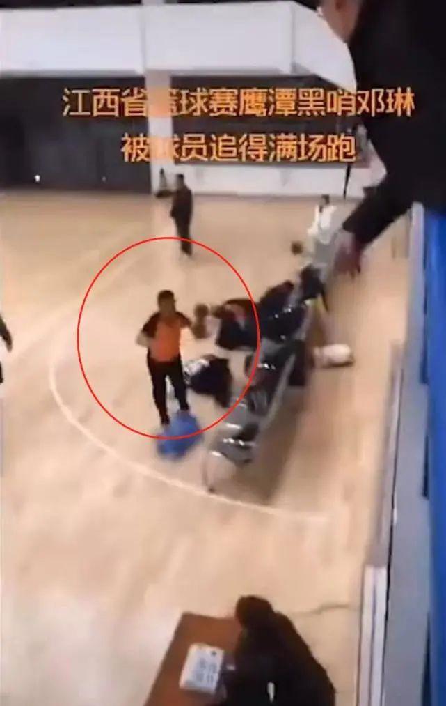 篮球场失控打架的场面,江西篮球裁判被打事件