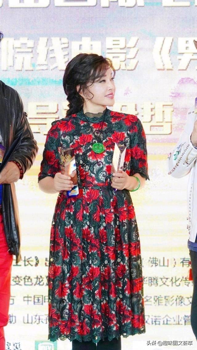 64岁刘晓庆花样多，剪短发梳成背头霸气十足，配西装霸气十足