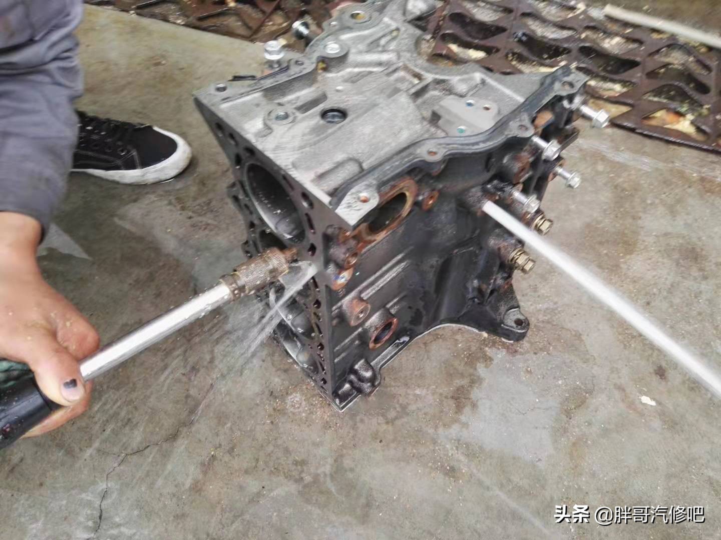 五菱宏光1.2机油少咋回事啊,五菱宏光1.2发动机机油孔在哪里