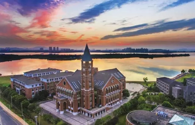 武汉这个美得像城堡一样的大学,你打卡了吗?
