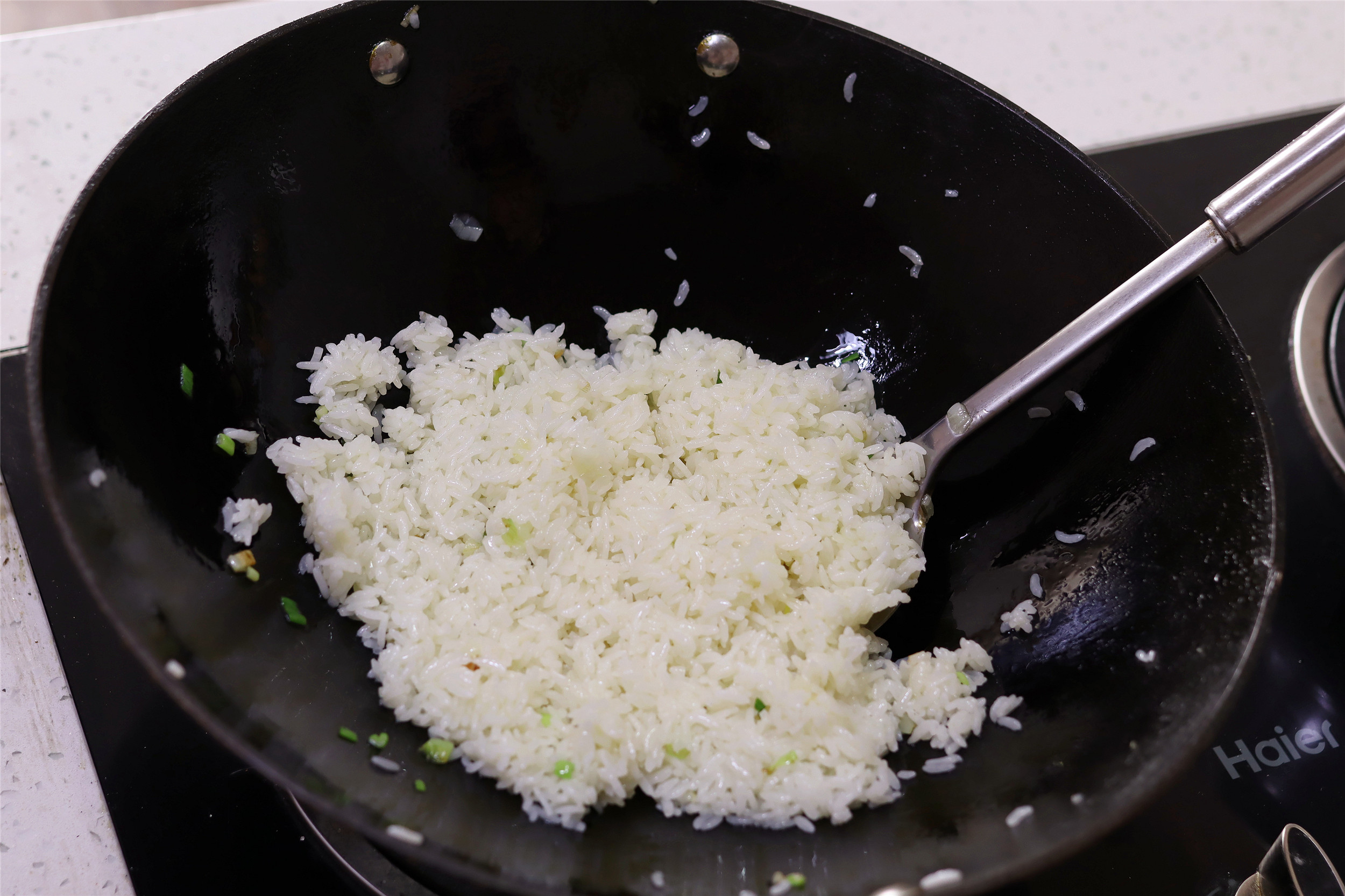 蛋炒饭怎么把老蛋炒焦脆,蛋炒饭每粒饭裹上3到4个蛋花