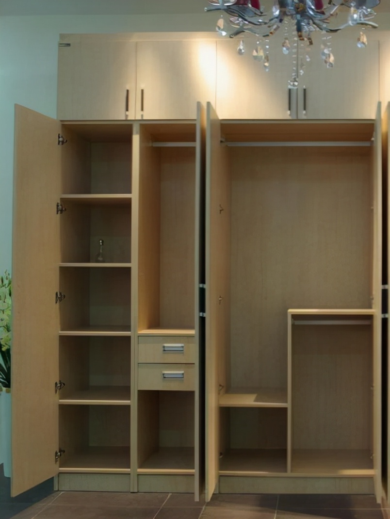 卧室整体定制衣柜与成品衣柜,新房子买成品衣柜还是定制衣柜