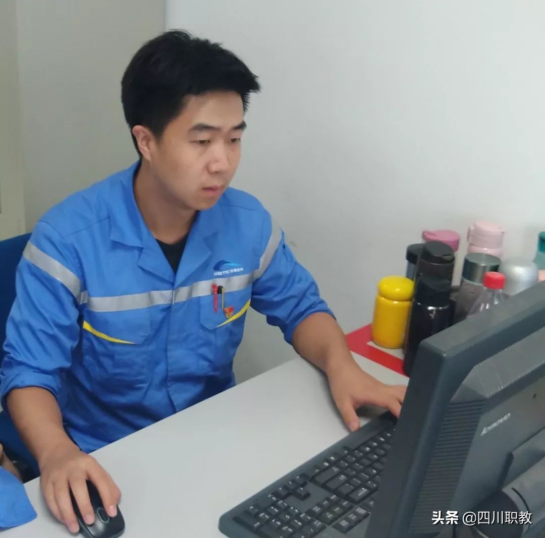 国家骨干邮电通信界翘楚,迎面走来的是四川邮电职院代表队