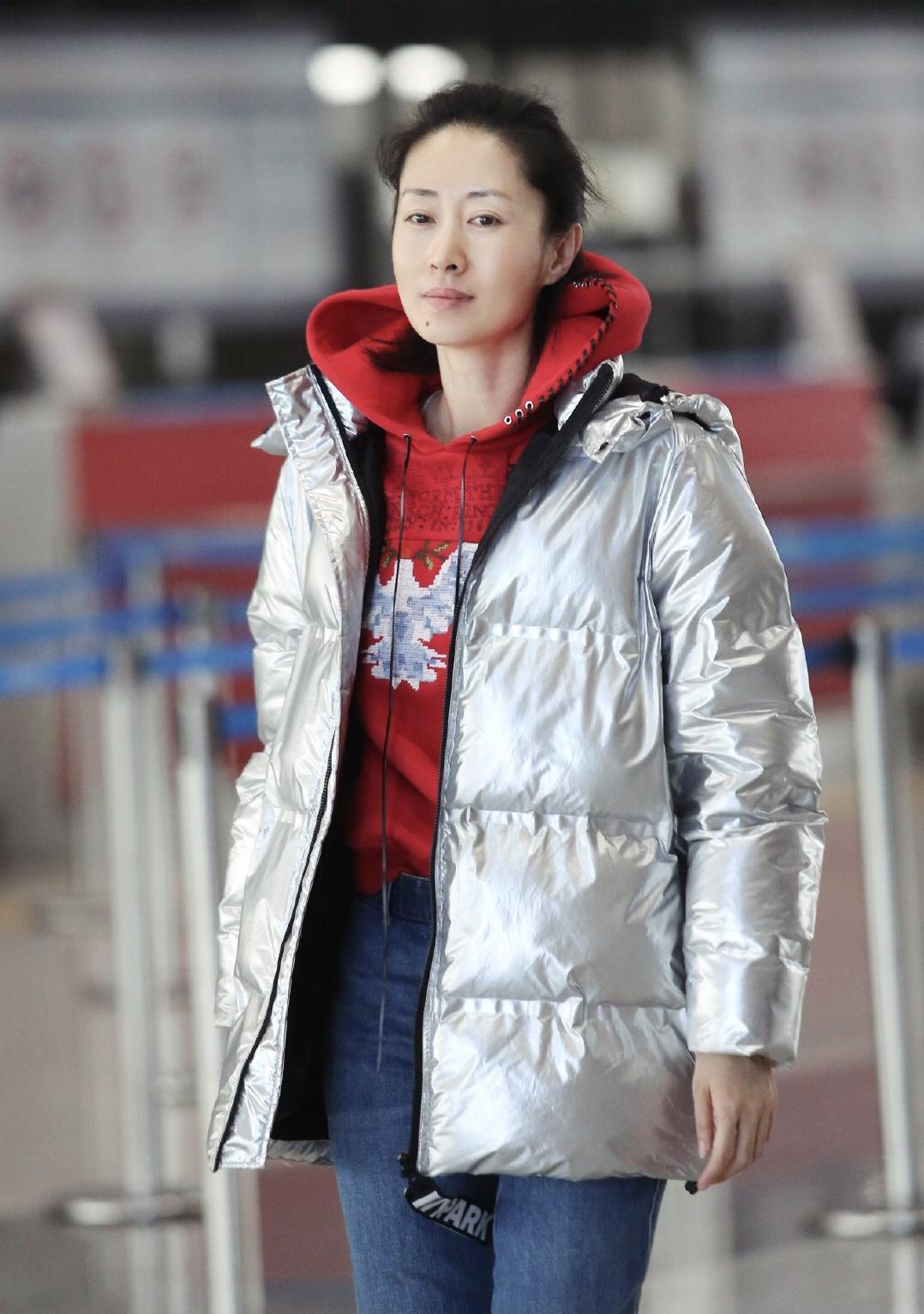 刘敏涛紫色连体运动服显嫩,刘敏涛穿衣搭配小皮衣