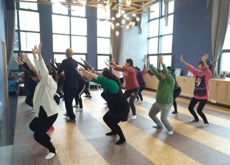 新手孕妇两分钟快速生产,女人走着走着生孩子