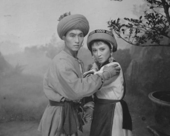 阿黑哥包斯尔，6岁牧羊演《阿诗玛》爆红，却坎坷一生胃癌病逝？