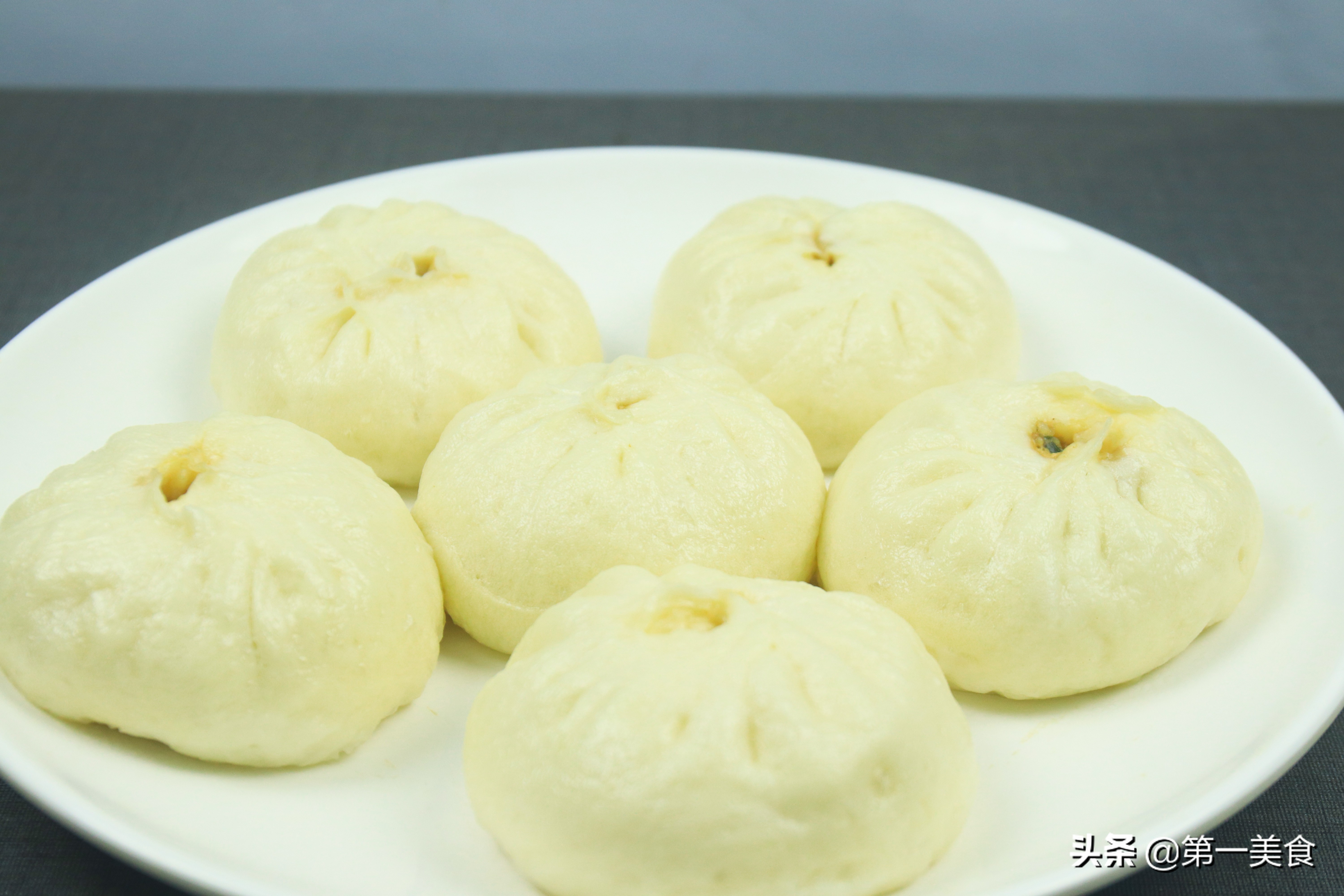 包子擀皮、蒸制都有技巧，学会这两招，包子皮薄但不露馅也不变形