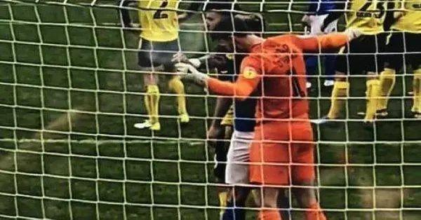 兽性发作！曼联外租门将咬伤对方肩膀遭禁赛6场，苏亚雷斯附体？