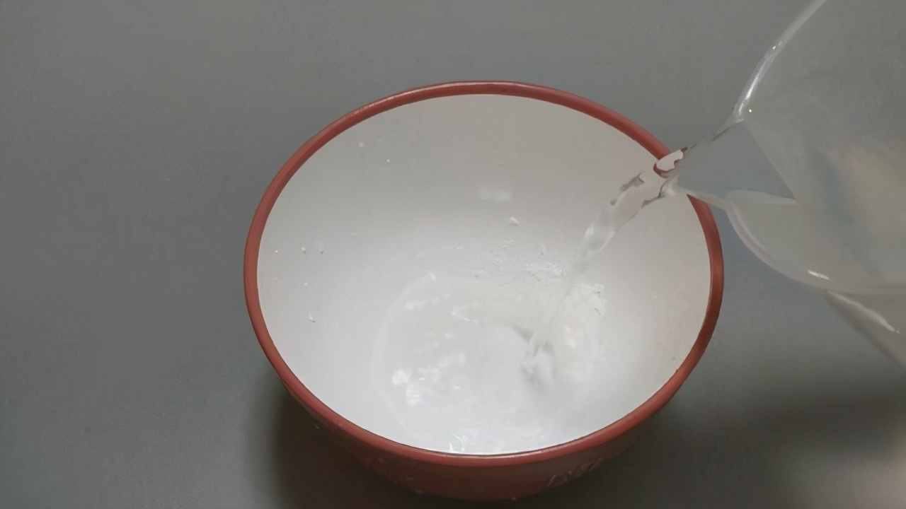 手指里扎了小刺看不见怎么弄出来,手指进了一根小刺拔出来后鼓起来