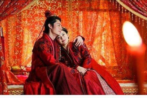 妻子上联:樱桃小口,齿椤椤,吞粗吐细,丈夫下联让她羞红了脸