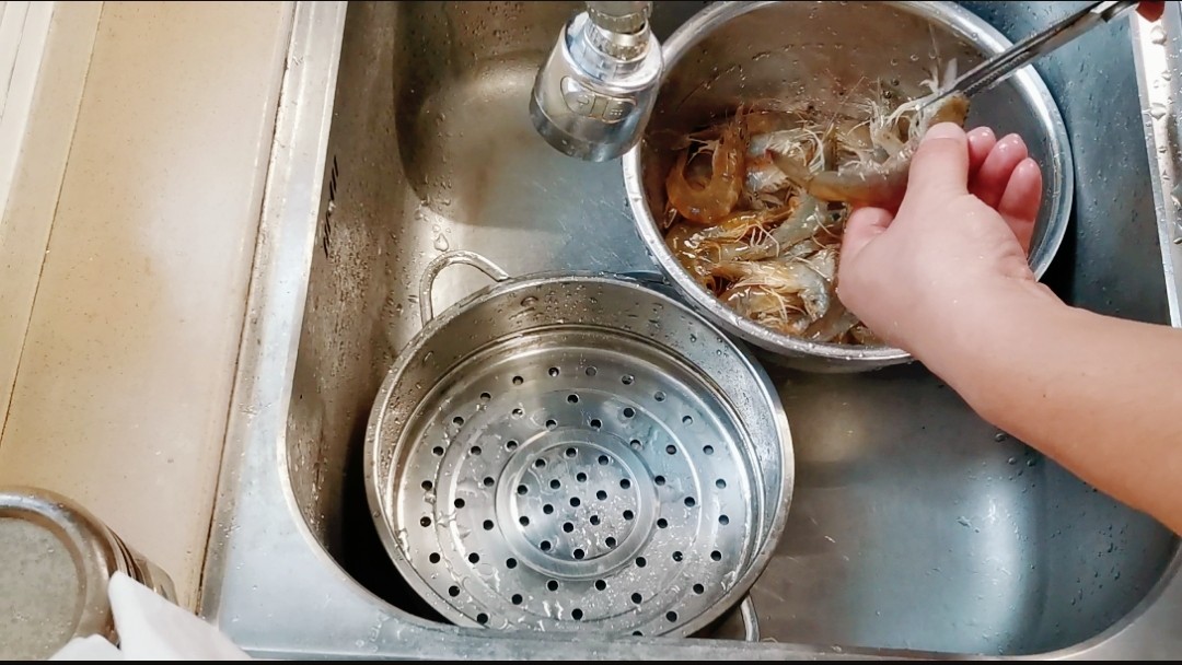 死掉的小河虾太小怎么清理干净,小河虾捞出之后先怎么处理能吃