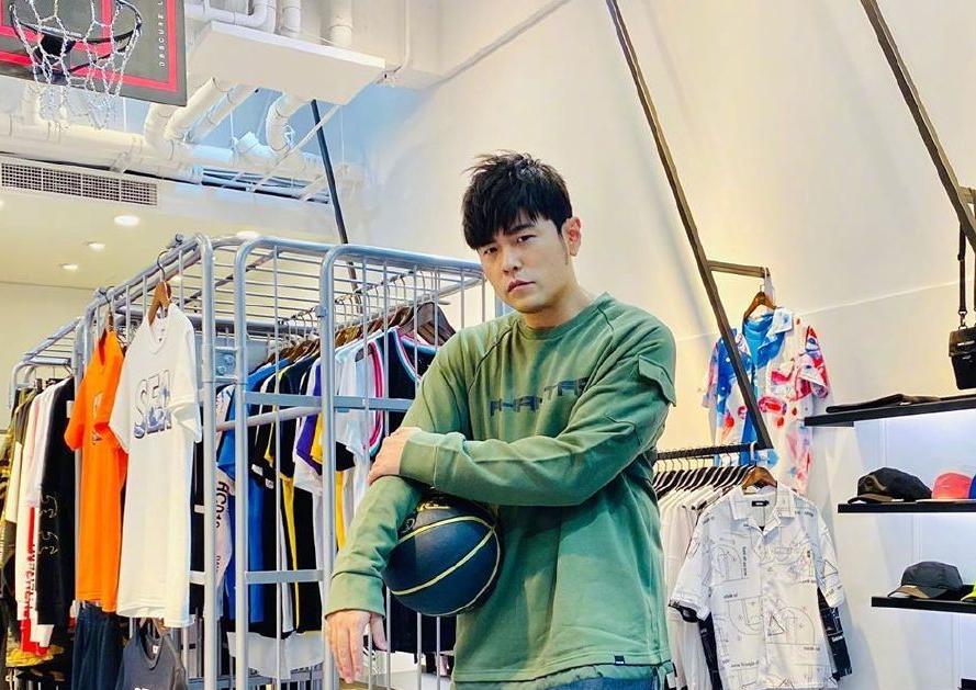 周杰伦比赛也不忘耍帅,周杰伦通宵带队友疯狂冲上王者