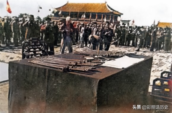 日军受降仪式彩色老照片,老照片东南亚战场上投降的日军