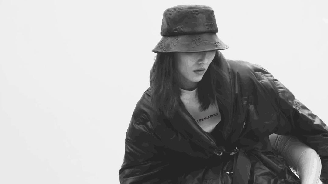 太平鸟刘雯最新设计穿搭,太平鸟刘雯同款白t恤