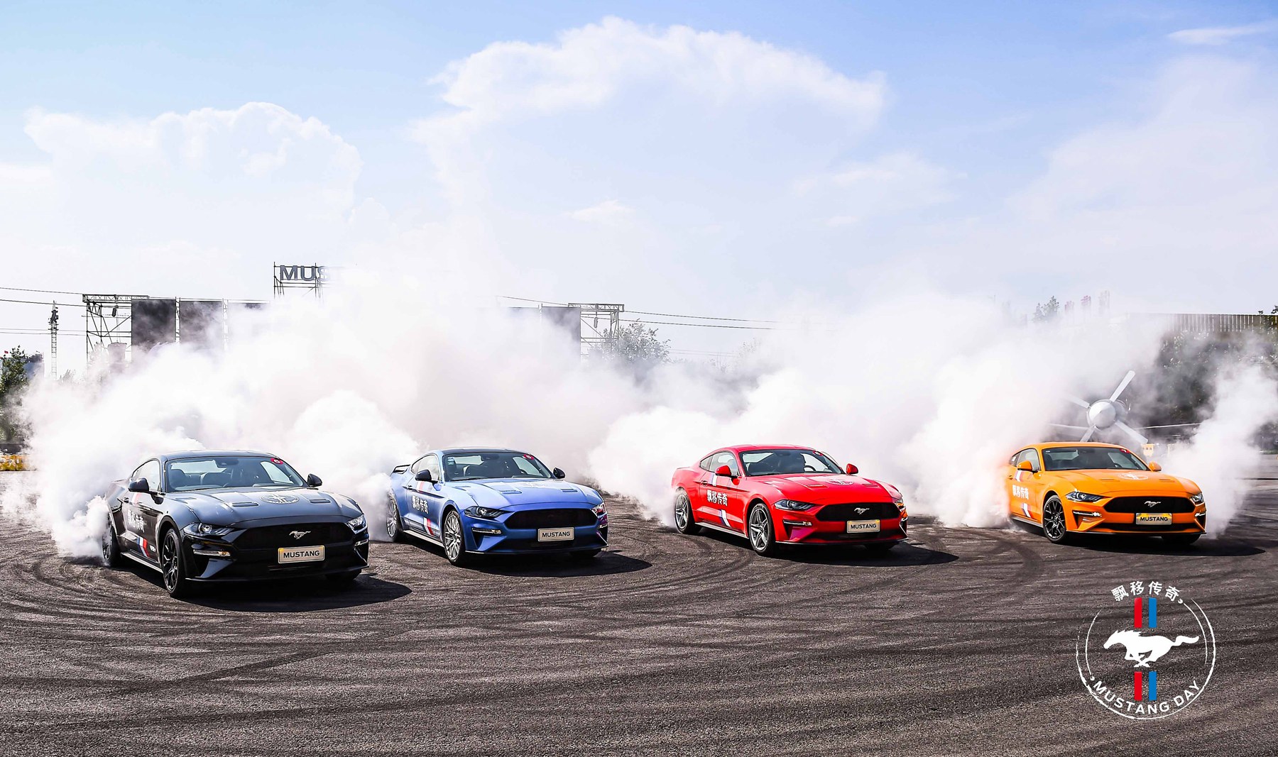 开mustang漂移,烧胎起步漂移的视频