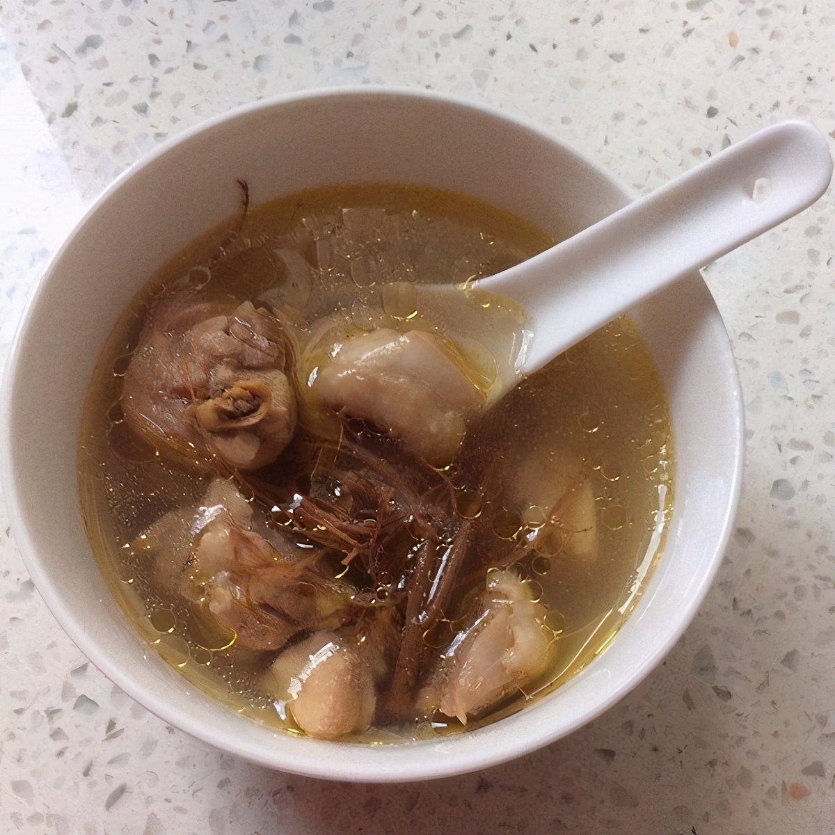 鸡肉炖大骨又烂又香,鸡肉炖熟了再做干锅鸡