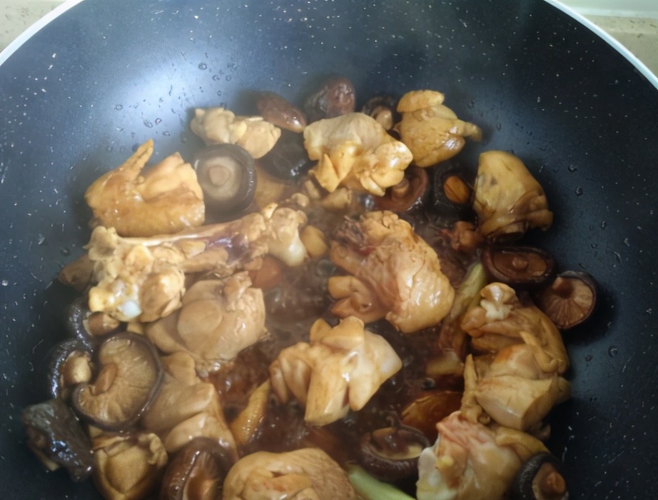 香菇炖鸡肉的正确方法,香菇炖鸡肉最简单的做法