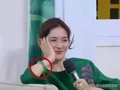 谢娜满身翡翠引争议,戴对显气质戴错变大妈,教给你搭配秘诀