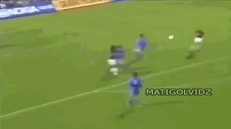 支点中锋踢前腰,足球支点中锋的位置和打法