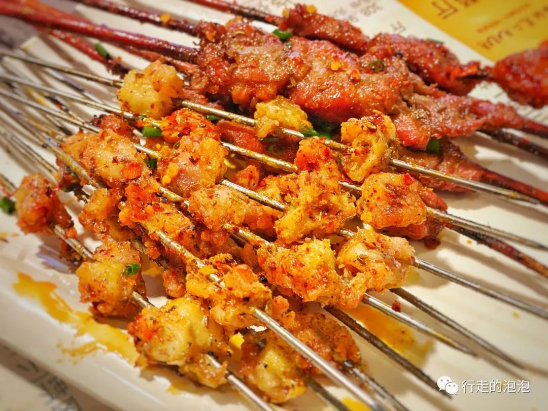 「岳阳攻略」被誉为“湖南夜宵扛把子”的烧烤城，还是小龙虾基地