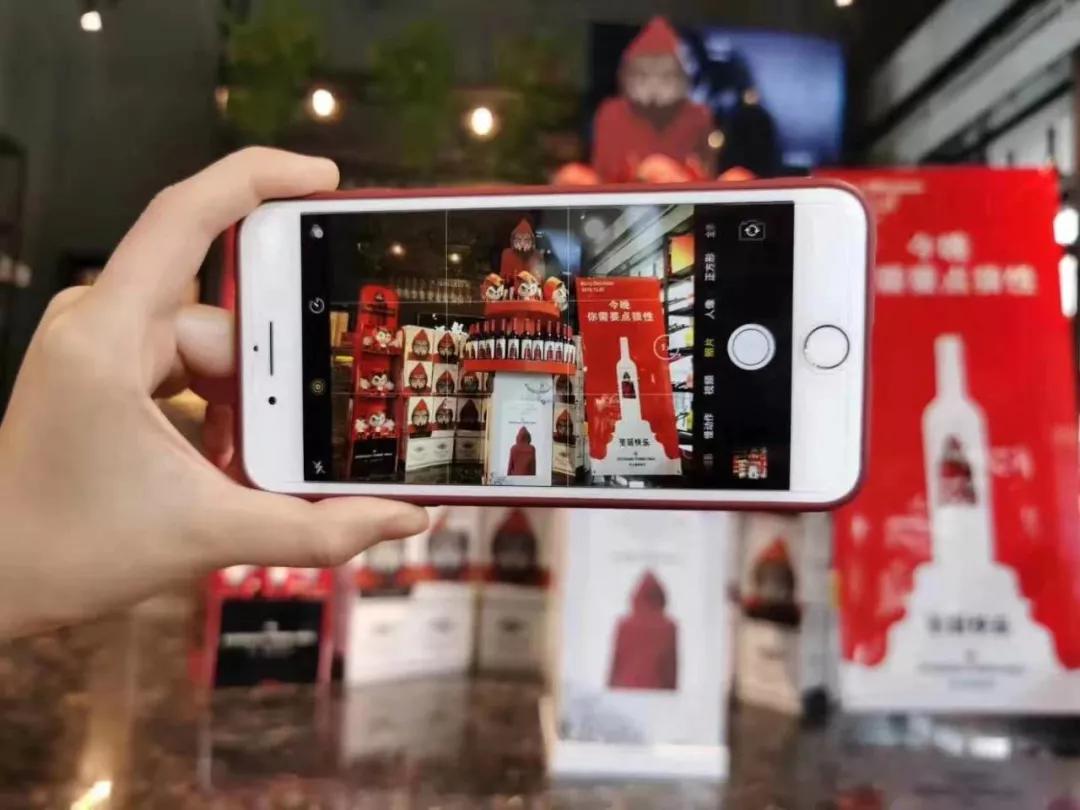 “狼，来了”！薇娅带着火遍全网的小红帽葡萄酒进博会直播