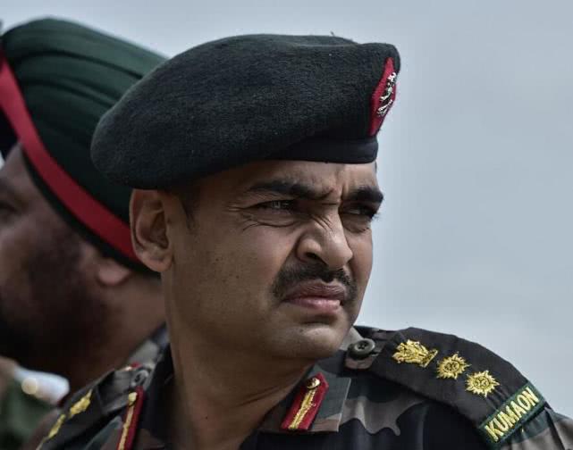 印军装甲兵坠入爱河，拍*器武**细节照讨美女欢心，换回475元红包